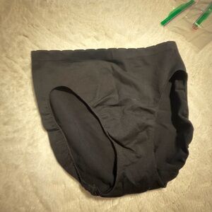 XL ELLEN TRACY Black High-Waist Seamless Briefs. MUST BE BUNDLED